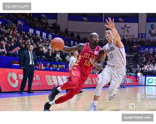 深圳新鹏城进攻组织乏力 难以突破西海岸密集防守 深圳新鹏城进攻组织乏力 难以突破西海岸密集防守